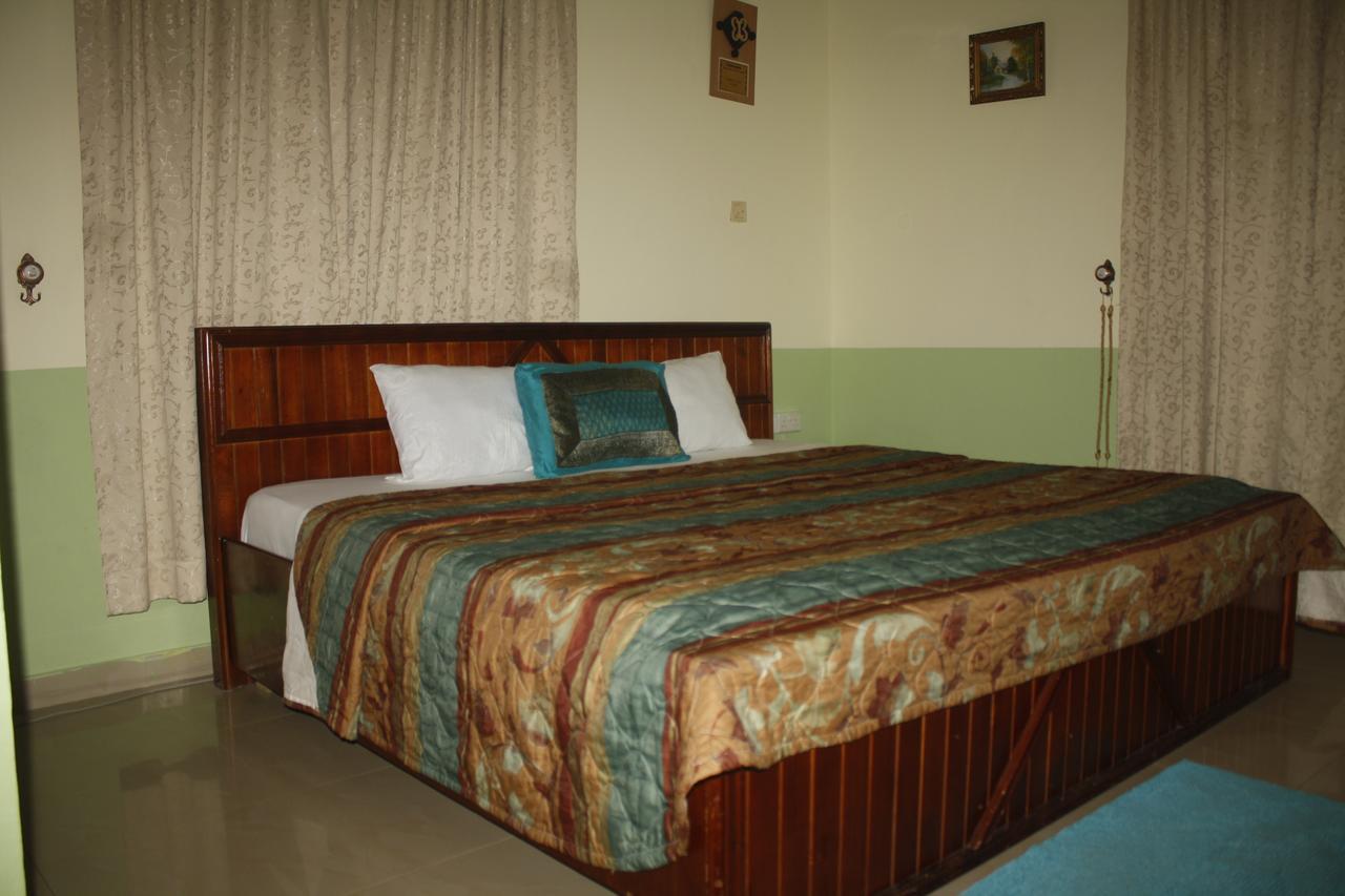Dokua Royal Hotel Kwabenya Экстерьер фото